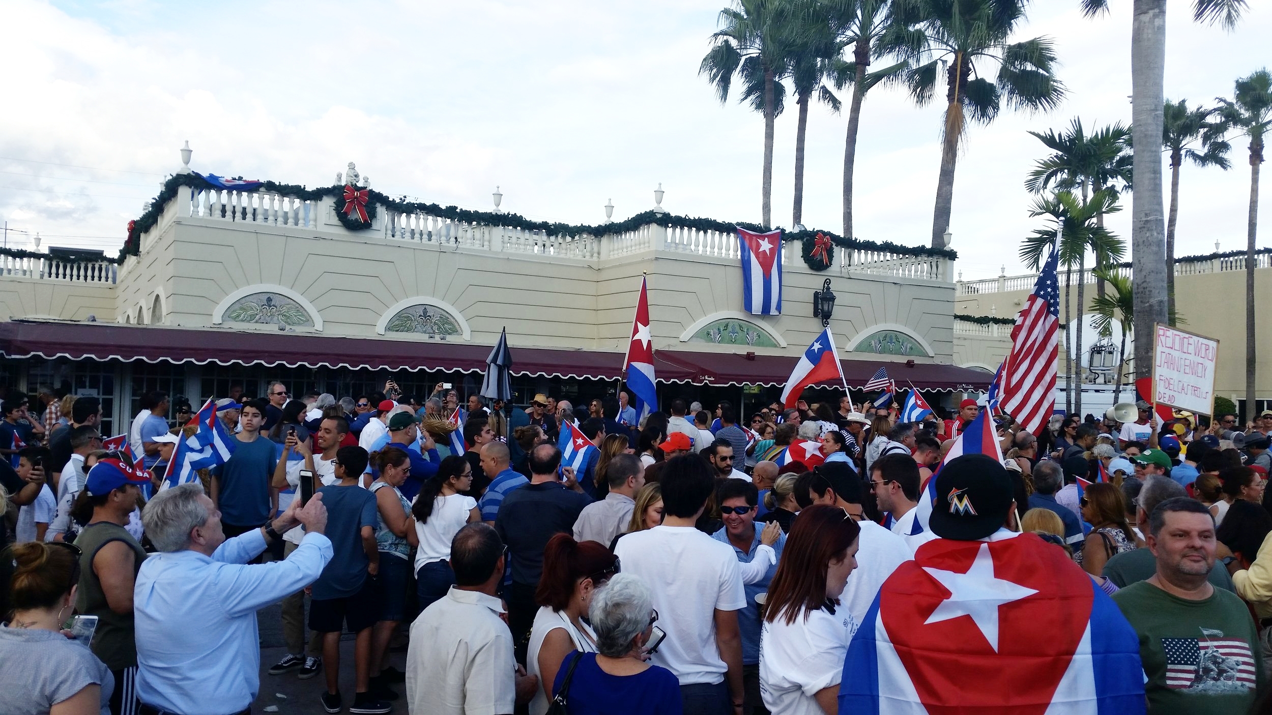 Throughout the weekend of Friday, Nov. 25, crowds gathered outside, Versailles — the iconic Cuban restaurant in Miami — to celebrate the death of Fidel Castro. (photo: Nicolás Antonio Jiménez)