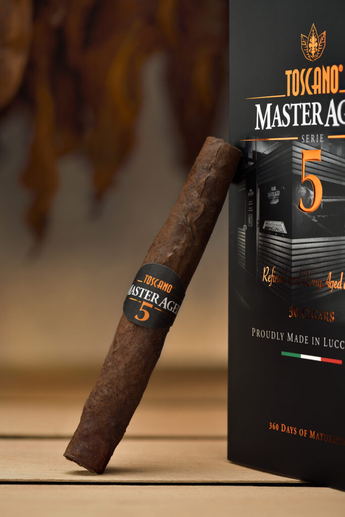 Manifatture Sigaro Toscano Returns to PCA25 with the New Toscano Master Aged Series 5 5 MA 5 sigaro ambientato 3
