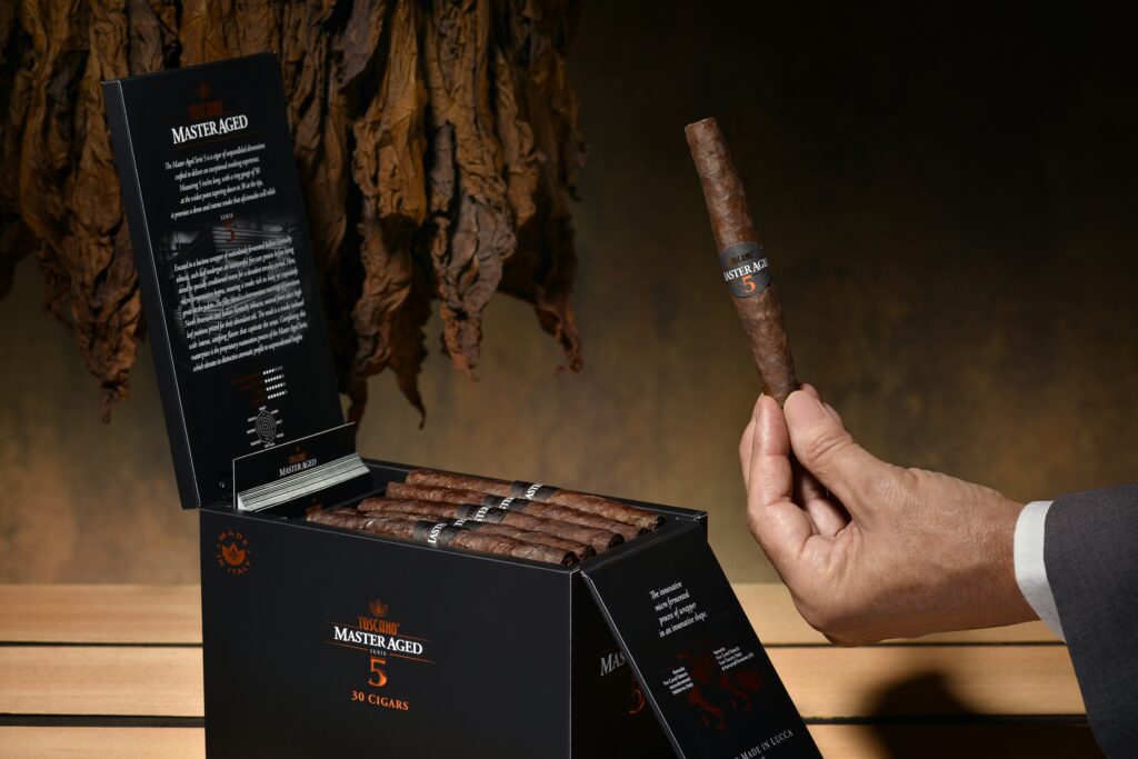 Manifatture Sigaro Toscano Returns to PCA25 with the New Toscano Master Aged Series 5 2 MA5 mano 2 2