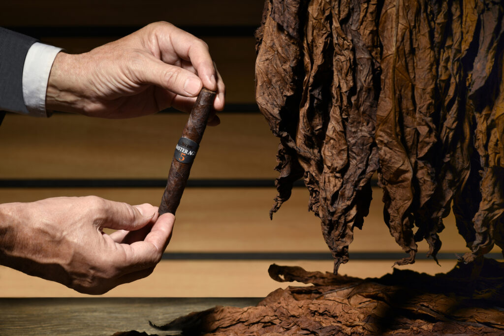 Manifatture Sigaro Toscano Returns to PCA25 with the New Toscano Master Aged Series 5 1 MA5 mano 3 2