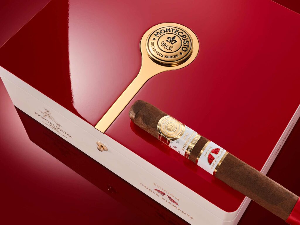 Montecristo 1935 Anniversary Edición Doble Diamante Red Continues the Series 3 MC DOBLE DIAMANTE Persp 04B
