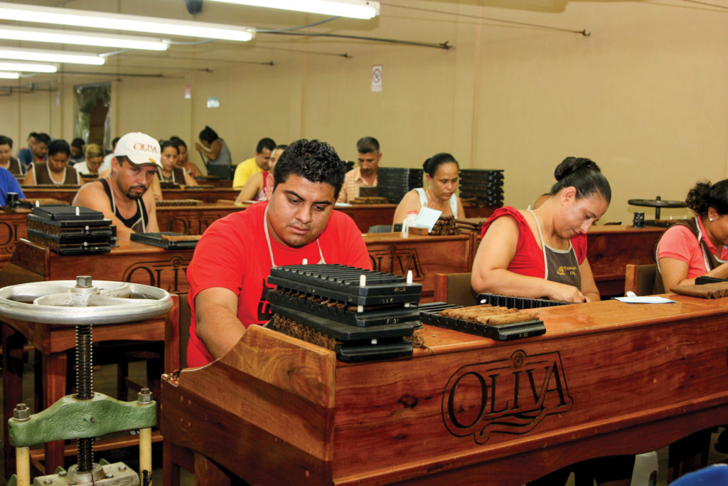 The professionals at work at Tabacalera Oliva